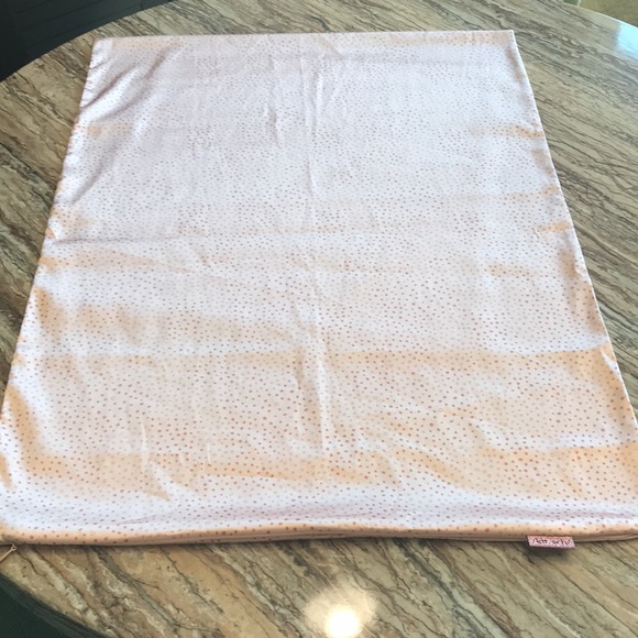 Kitsch Soft Satin polyester peach zippered pillow case in Microdot design EUC - Picture 4 of 6